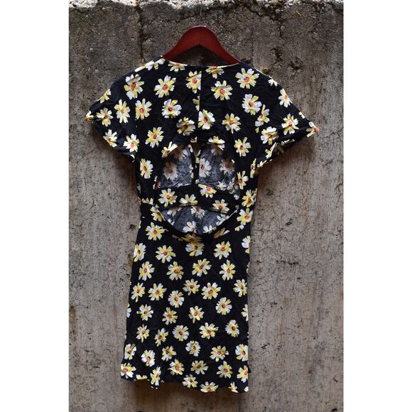 Kimchi Blue Floral Cutout Dress Size 4 – Daisies on Black - Picture 2 of 4